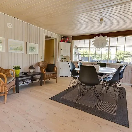 Three-bedroom Holiday In * Hals
